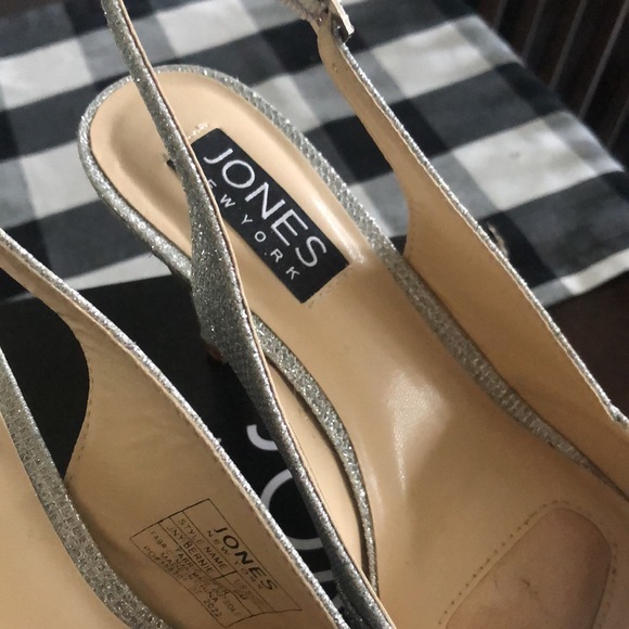 Womens formal wear heels.  Size 6 - Picture 2 of 5